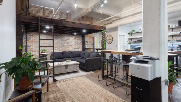 photo.html 832 768x433